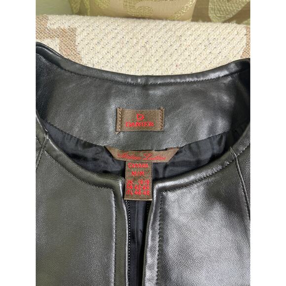 Vintage Danier Italian Soft Leather zip up vest, size medium, made in Canada - Picture 4 of 13
